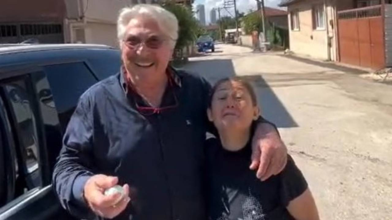 Erdal Özyağcılar yol tarifi istedi! Aldığı hediyeyle şaşkına döndü Haber gorseli